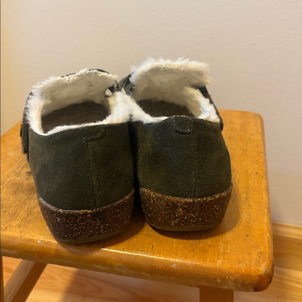 Earth brand adjustable strap with fur lining. Size 8 - Picture 5 of 6